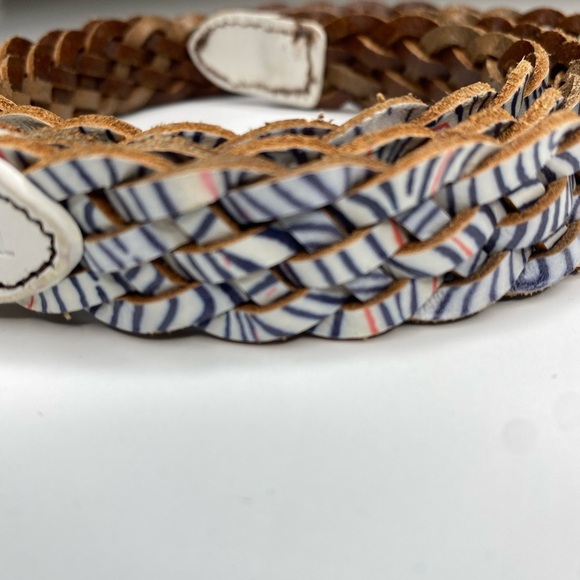 Fossil White Braided Printed Multi Color Leather Belt 37”
Excellent condition - Picture 2 of 6